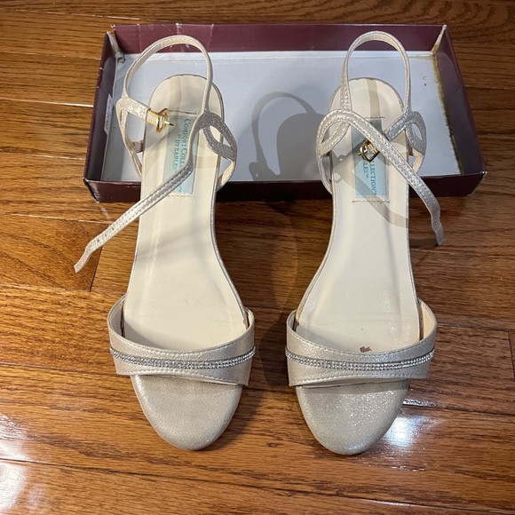 Barely worn Dyeable Mallory Nude Shimmer size 8 open toe shoes. - Picture 1 of 7